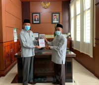 Penghulu KUA Bukit Sahri Ramadhan Serahkan Buku “Menikahlah! Raih Bahagia” untuk Kakankemenag