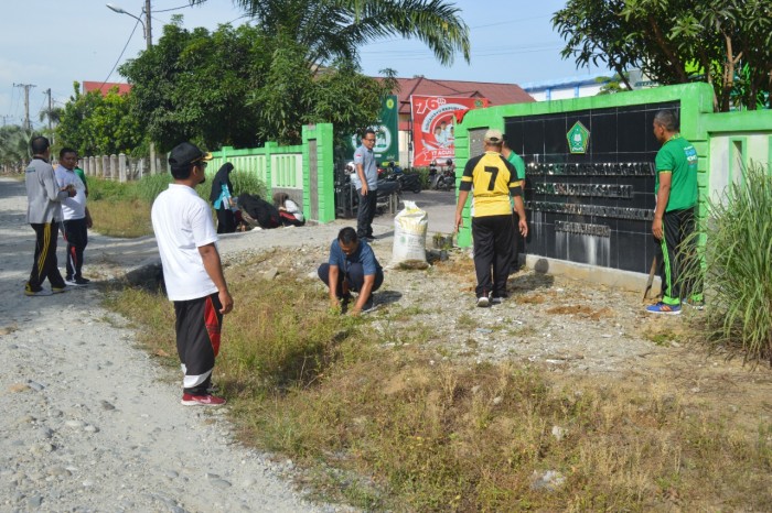 Ciptakan Lingkungan Indah, Jajaran Kemenag Subulussalam Lakukan Penanaman Bunga