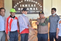 Panen Perdana, Kakankemenag Serahkan Bubuk Kopi Arabika untuk Kantin Wakpro