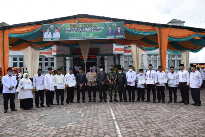 Puncak HAB ke 76, Kakankemenag Bener Meriah Serahkan Sejumlah Penghargaan