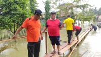ASN Kankemenag Aceh Utara Buat Jembatan Darurat Menuju Kantor