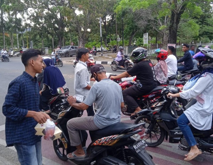 Akhiri Kegiatan Dinul Islam Ramadhan, OSIM MAN 4 Aceh Besar Bagikan Takjil ke Masyarakat