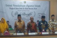 Kakankemenag Banda Aceh Serahkan Piala Lomba Debat PAI