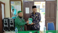 Guru MTsN 6 Aceh Utara Serahkan Buku Terbarunya untuk Kemenag Aceh Utara