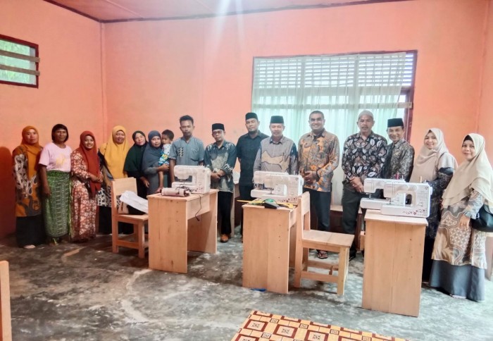 Kabid Penaiszawa Kanwil Kemenag Aceh Bersama Kakankemenag Singkil Serahkan Bantuan Kelompok