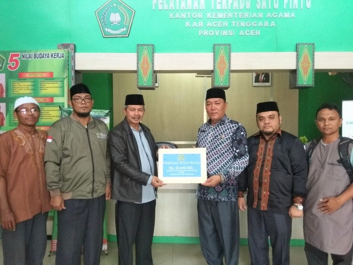 Di Agara, Kanwil Serahkan Bantuan Tanggap Darurat dari Kemenag Aceh Peduli