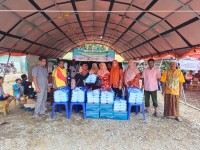 Wujud Kepedulian Sosial, DWP Kankemenag Aceh Tenggara Salurkan Bantuan Banjir di Agara