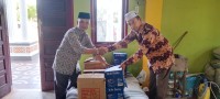 Kankemenag Atam Salurkan Bantuan Banjir Ke Madrasah
