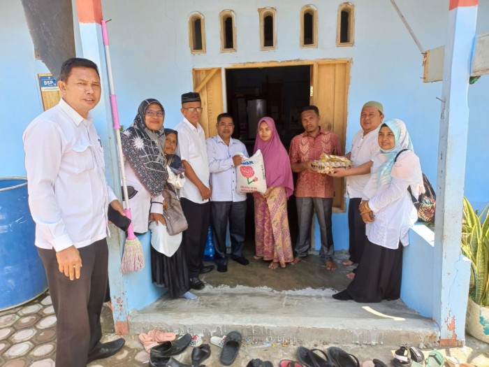 Pokjaluh Bireuen Serahkan Bantuan Banjir di Makmur
