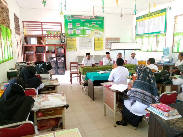 Kakankemenag Aceh Timur dan Kasubbag TU Monev BKBA di MTsN 6 dan MIS Buket Kareung 