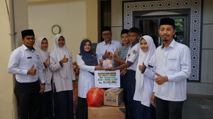 Pelajar MTsN Model Banda Aceh Serahkan Bantuan Korban Banjir
