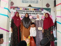 DWP Kemenag Aceh Jaya Serahkan Hadiah Perlombaan di Madrasah Diniyah Al-Aziziyah 