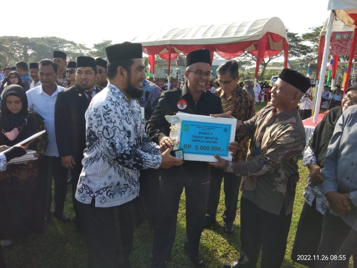 Hari Guru di Aceh Besar, Bupati Serahkan Apresiasi untuk Guru dan Komite Madrasah Berprestasi
