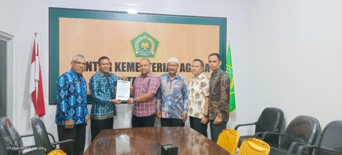 Validkan Data, Kakankemenag Kota Langsa Serahkan Berkas Pendataan dan Pemetaan Guru