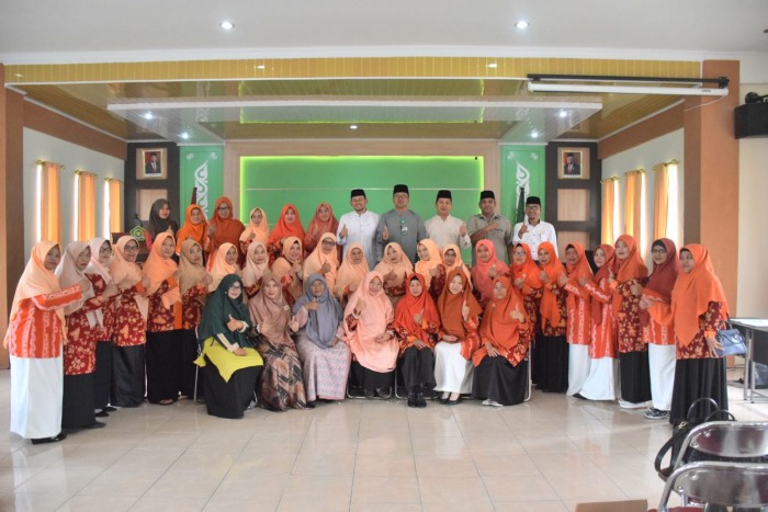 Beri Arahan Kegiatan DWP, Kakankemenag Wahdi Tekankan Istri Harus Dukung Suami