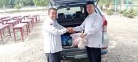 Kankemenag Atam Salurkan Bantuan Banjir