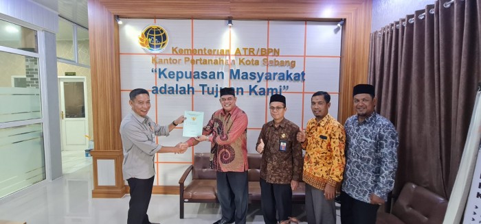 Kemenag Sabang Terima Sertifikat Hibah Tanah 1.750 M2 untuk MIN Anoi Itam
