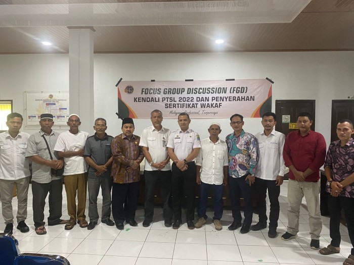 Kankemenag Aceh Jaya dan BPN serahkan Sertikat Tanah Wakaf kepada Nazhir