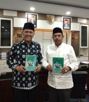 Buku "Problematika Fiqhiyah dan Solusinya" di Tangan Kakanwil Kemenag Aceh