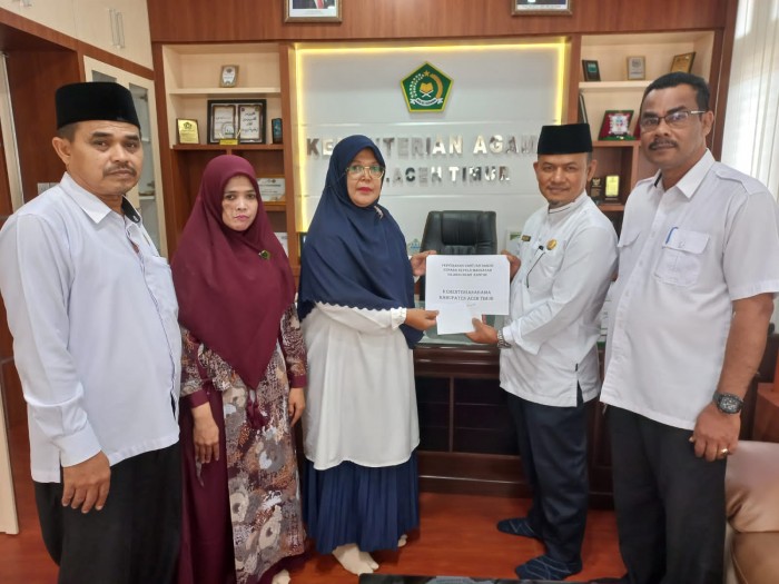 Kankemenag Serahkan Bantuan Tunai pada 6 Madrasah Aceh Timur 