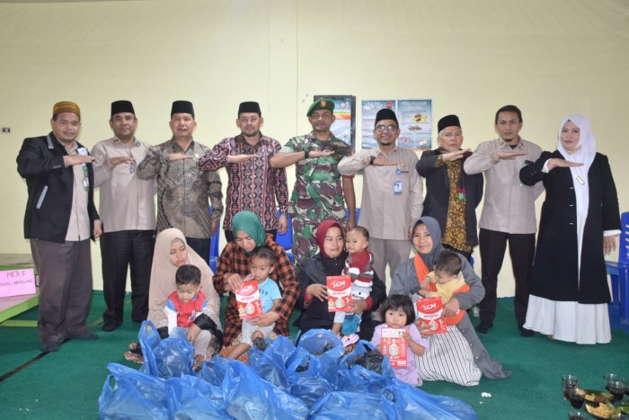 Orang Tua Asuh Kemenag Bener Meriah Serahkan Bantuan Paket Anak Stunting 