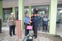 Sambut HAB ke-77, Kemenag Aceh Gelar Bakti Sosial dan Bagikan Alat Kebersihan di Masjid