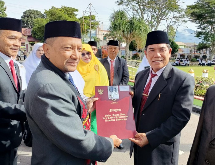 Kakankemenag Aceh Tengah Terima Piagam Penghargaan Satya Lencana Karya Satya XX