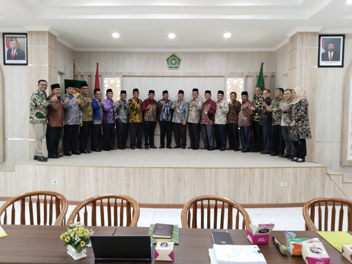 Kakanwil Kemenag Aceh Serahkan DIPA 2023, Satker Tandatangani Perkin Saat Rakor Evaluasi Anggaran 2022