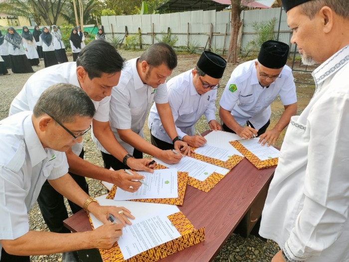 Pejabat Kemenag Aceh Besar Teken Pakta Integritas dan Perjanjian Kinerja