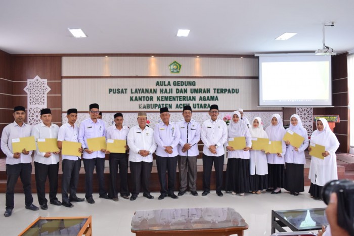 Kakankemenag Aceh Utara Serahkan 136 Perpanjangan dan Pengangkatan sebagai Tenaga Honorer Pramubakti 