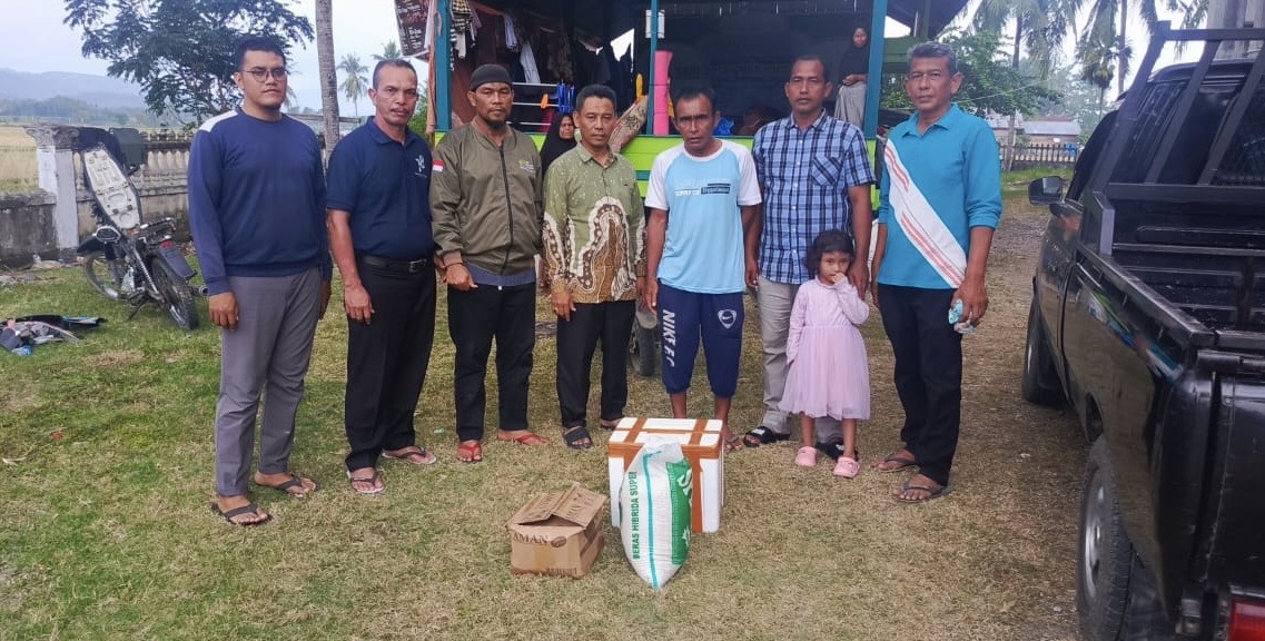 Foto Bersama Masyarakat Terdampak di Lokasi Pengungsian