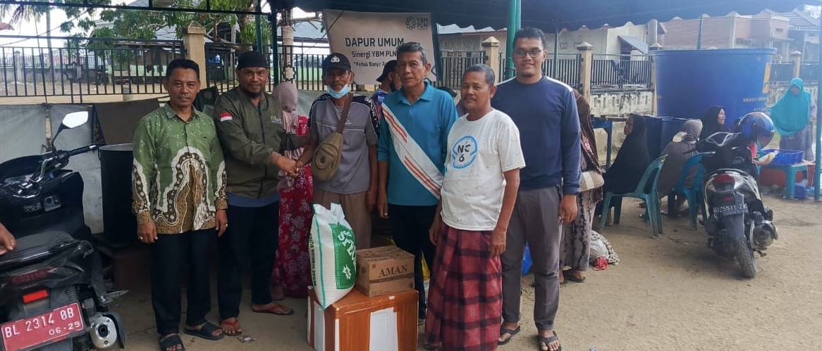 Kakankemenag Simeulue Serahkan Langsung Bantuan Sosial Ke Beberapa Dapur Umum Masyarakat Setempat