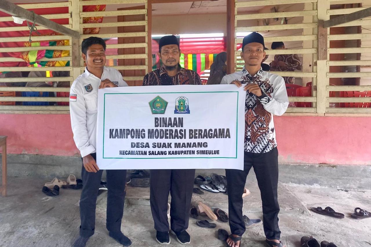 Kakankemenag Simeulue, Nashrullah (foto tengah), bersama Kepala Desa Suak Manang, Hasan Syahadat Abdi (foto kanan), dan Kepala KUA Kecamatan Salang, Mahfud (foto kiri)